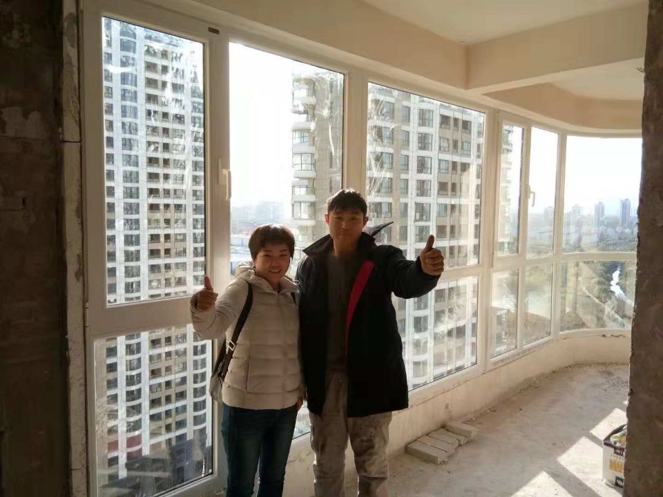 装置职员与业主合影 装置职员与业主合影